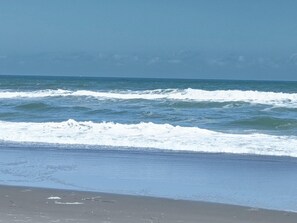 Beach nearby, beach towels - You can hear the waves (Melbourne Beach)