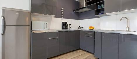 Kühlschrank, Mikrowelle, Herdplatte, Wasserkocher mit Kaffee-/Teezubehör