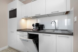 Fridge, microwave, stovetop, dishwasher