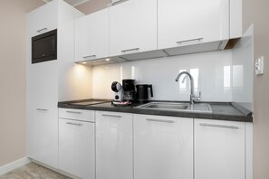 Cafetière/bouilloire, réfrigérateur, micro-ondes, plaque de cuisson