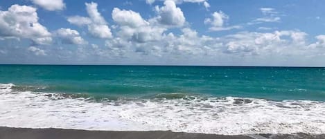 Una spiaggia nelle vicinanze