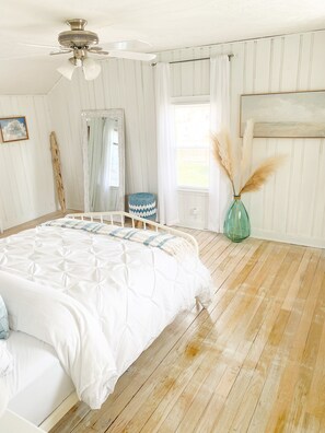 4 habitaciones, escritorio y tabla de planchar con plancha 