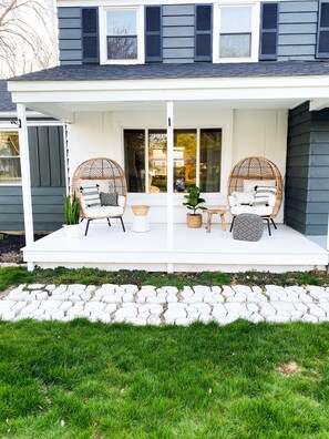 Terrace/patio - Relaxing Coastal Inspired Cottage, short walk from the lake! (Ashtabula)