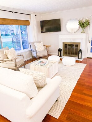 Smart TV - Relaxing Coastal Inspired Cottage, short walk from the lake! (Ashtabula)