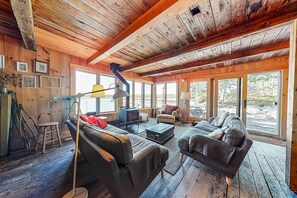 Cheminée, livres, chaîne hi-fi