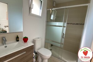 Een douche, een haardroger, zeep, shampoo