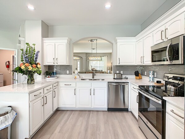 Refrigerador, microondas, horno y parrilla de estufa 