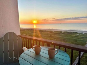 Outdoor dining - Beachfront 8th floor Studio - Stunning View (Galveston)