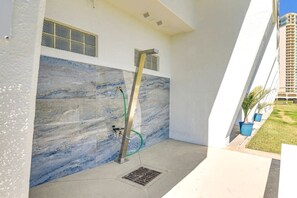 Terrace/patio - Beachfront 8th floor Studio l Couple's Retreat with direct beach access (Galveston)