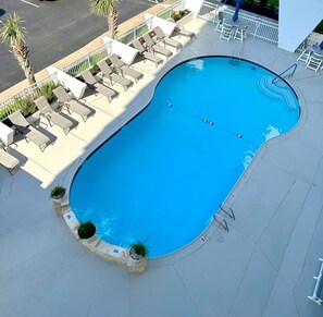 Outdoor pool, a heated pool - Beachfront 8th floor Studio l Couple's Retreat with direct beach access (Galveston)