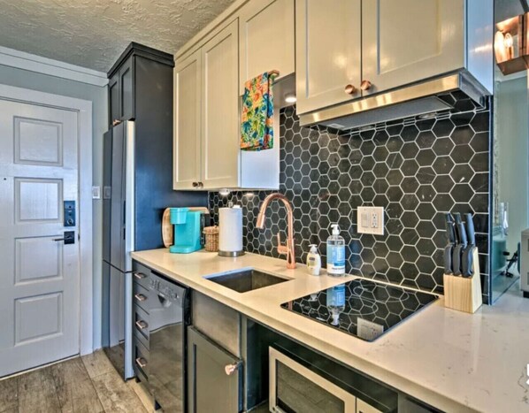 Fridge, microwave, dishwasher, coffee/tea maker - Beachfront 8th floor Studio l Couple's Retreat with direct beach access (Galveston)