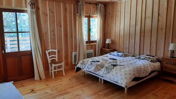 4 bedrooms, iron/ironing board, travel crib, bed sheets