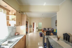 Kühlschrank, Ofen, Wasserkocher, Kochgeschirr/Geschirr/Besteck