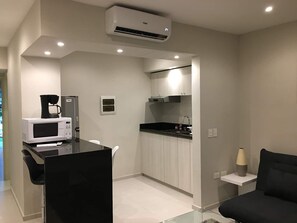 Standaard appartement | Privékeuken | Een magnetron, een koffiezetapparaat/waterkoker