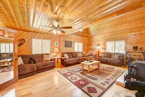 TV, fireplace