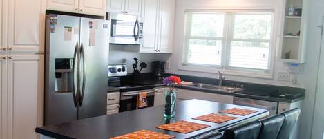 Kylskåp, mikrovågsugn, ugn och spishäll