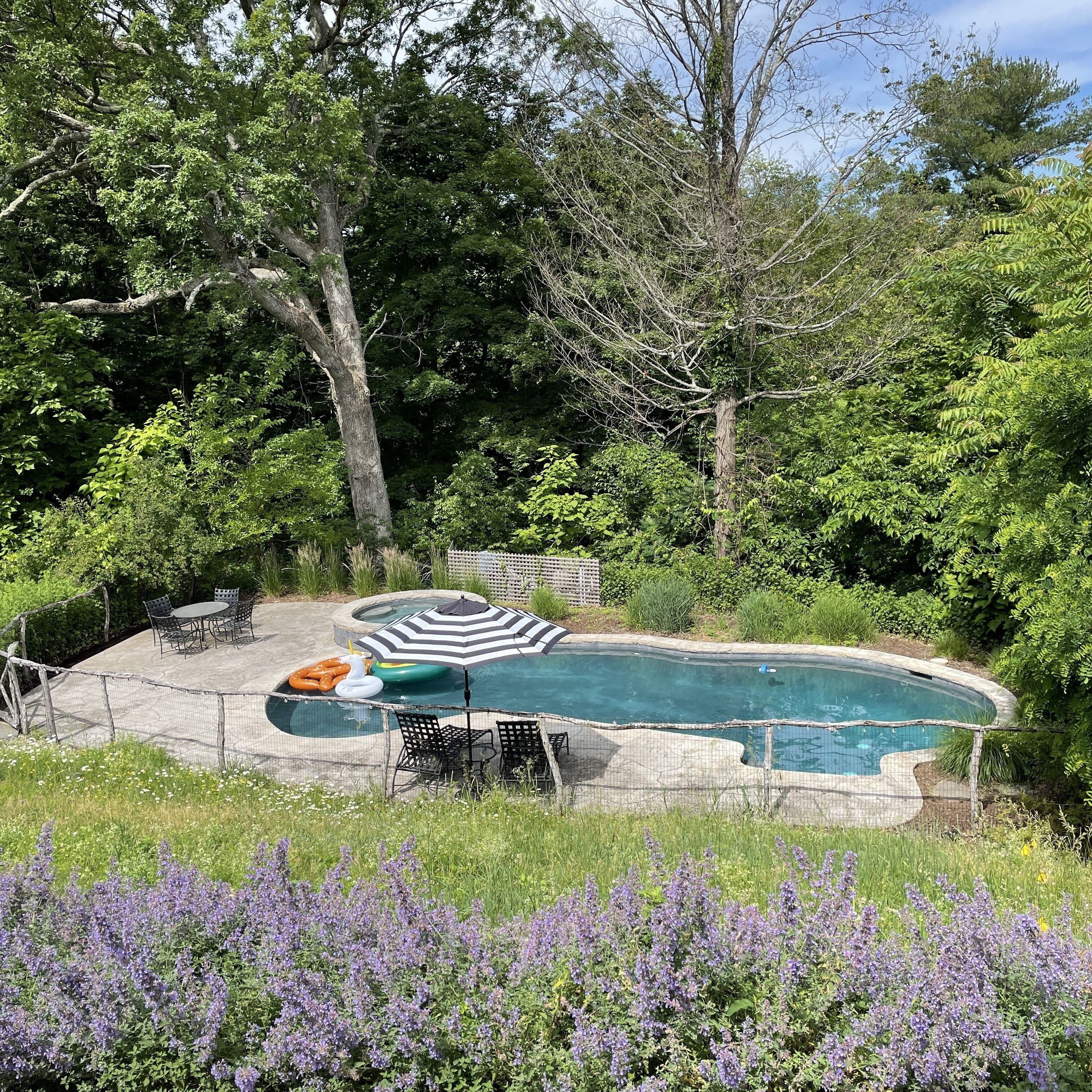 Outdoor pool and hot tub, beautiful views, fireplace.