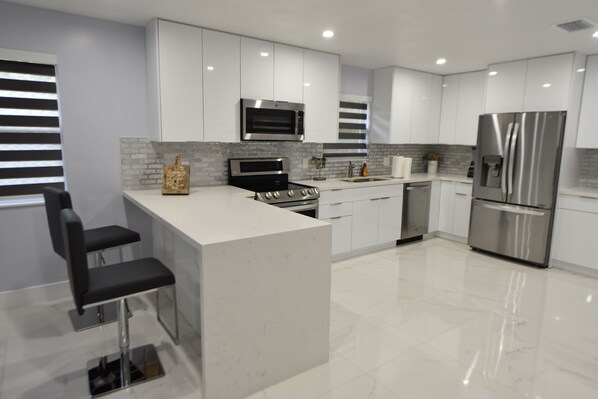 Mikroaaltouuni, uuni, liesi, astianpesukone