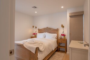 2 bedrooms, iron/ironing board, free WiFi, bed sheets - Carmel-By-The-Sea~~ Corner of Mission & 7th. ~~ 2 Bedroom Luxury Apartment (Carmel-by-the-Sea)