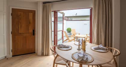 Carmel-By-The-Sea~~ Corner of Mission & 7th. ~~ 2 Bedroom Luxury Apartment