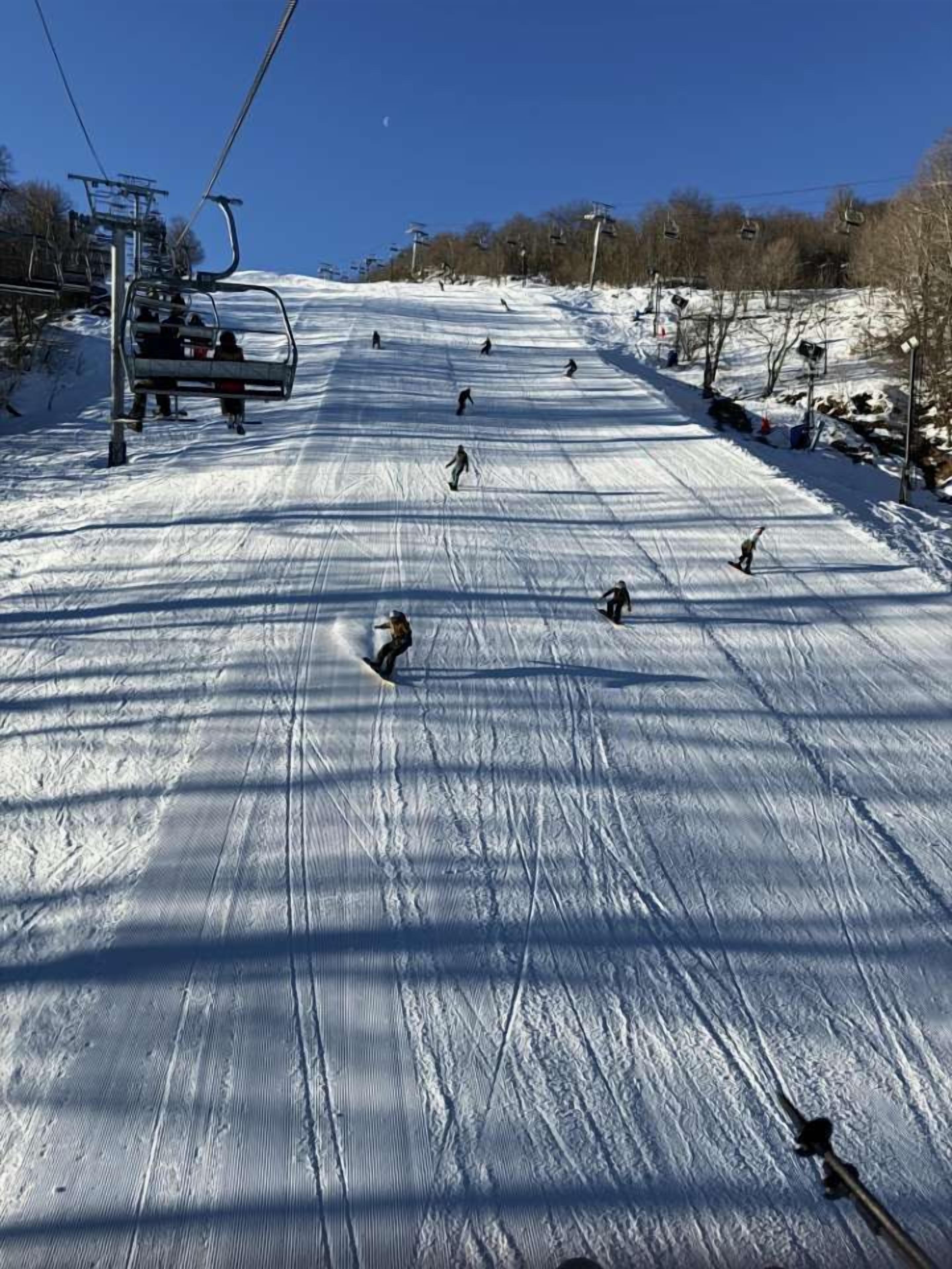 En skibakke med skiløbere og en skilift.