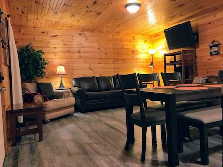 Dining. Twisted Vines – Tiny Home Getaway Near Watauga Lake, Summer Adventure Awaits