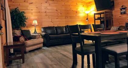 Twisted Vines– Cozy Tiny Home Lake NC Ski Resorts