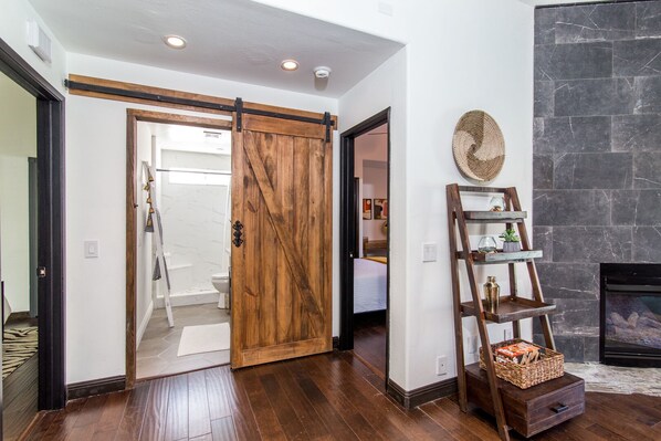 4 bedrooms, desk, free WiFi, bed sheets