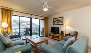 Living area - Summer Ocean View At Hilton Head! (Hilton Head Island)
