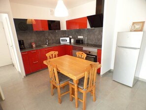 ثلاجة، فرن، غسالة أطباق، مستلزمات طهي/أطباق/أوعية