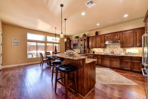 Fridge, microwave, oven, stovetop - 3,000sqft oasis with pool/spa/vegetable garden. Great location!!! (Roseville)