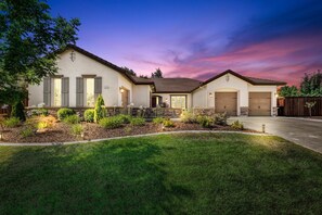 Exterior - 3,000sqft oasis with pool/spa/vegetable garden. Great location!!! (Roseville)