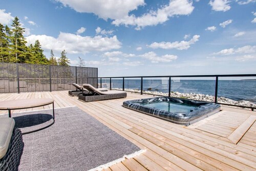 Peaceful Oceanfront Cabine Hot Tub,  Sauna-All Weather Domes-Private