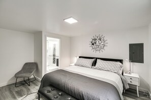 2 bedrooms, hypo-allergenic bedding, desk, blackout curtains - Patio & Grill: Dog-Friendly Redmond Getaway! (Redmond)