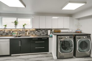 Fridge, microwave, stovetop, dishwasher - Patio & Grill: Dog-Friendly Redmond Getaway! (Redmond)