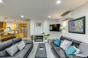 TV, fireplace, Netflix, Hulu - Redmond Retreat w/ Fenced Yard & EV Charger (Redmond)