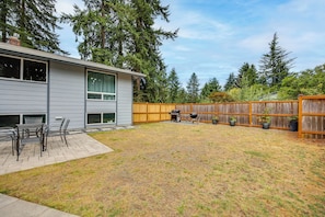 Outdoor dining - Redmond Retreat w/ Fenced Yard & EV Charger (Redmond)
