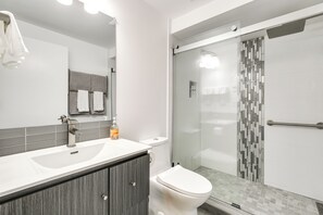 Eco-friendly toiletries, hair dryer, bathrobes, heated floors - Patio & Grill: Dog-Friendly Redmond Getaway! (Redmond)