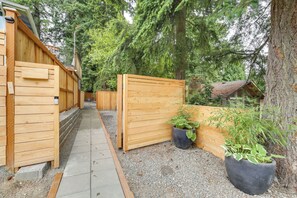 Property grounds - Patio & Grill: Dog-Friendly Redmond Getaway! (Redmond)