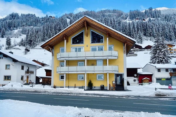 Himmel, Wolke, Schnee, Gebäude, Eigentum, Fenster, Berg, Haus, Steigung, Baum
