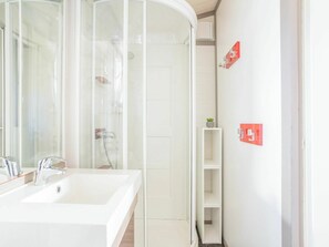 Secador de cabelo, toalhas de banho