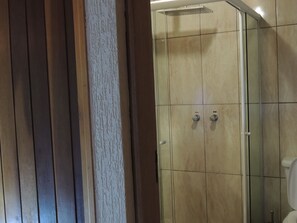 Een douche, een haardroger, handdoeken, toiletpapier