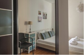 1 habitación, escritorio, tabla de planchar con plancha y cuna de viaje 