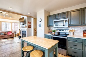 Fridge, oven, stovetop, dishwasher