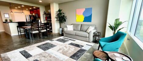 Älytelevisio, kirjoja, tietokoneen näyttö