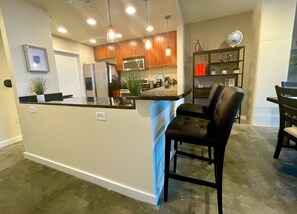 冷蔵庫、電子レンジ、オーブン、コンロ