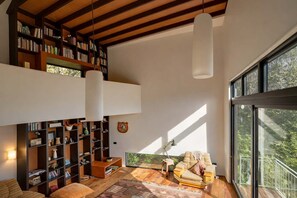 TV, offices - Blackpool House - Walk to Oneroa Beach (Waiheke Island)