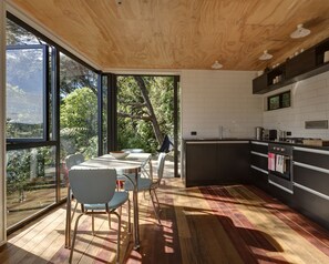 Refrigerador, horno, lavavajillas y cafetera y tetera