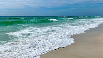 Plage, chaises longues, serviettes de plage