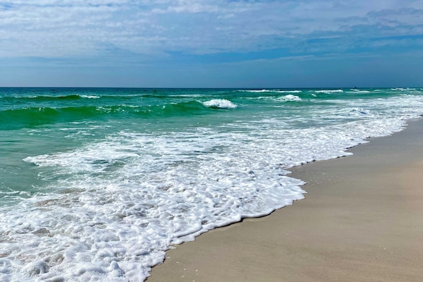 På stranden, liggestole, badehåndklæder